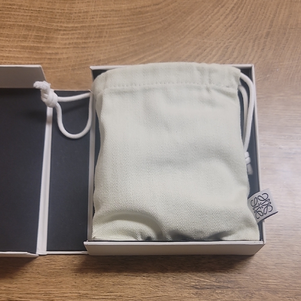 Loewe Small Vertical Wallet In Soft Grained Leather Light Oat/Honey - Picture 16 of 16
